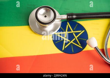 Schwarzes Stethoskop auf äthiopischer Flagge, Geschäfts- und Finanzkonzept. Stockfoto