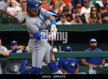 Baltimore, USA. 05. September 2022. BALTIMORE, MD - SEPTEMBER 05: Toronto Blue Jays Shortstop Bo Bichette (11) nimmt während eines MLB-Spiels zwischen den Baltimore Orioles und den Toronto Bluejays am 05 2022. September im Orioles Park in Camden Yards in Baltimore, Maryland, Kontakt auf. (Foto von Tony Quinn/SipaUSA) Quelle: SIPA USA/Alamy Live News Stockfoto