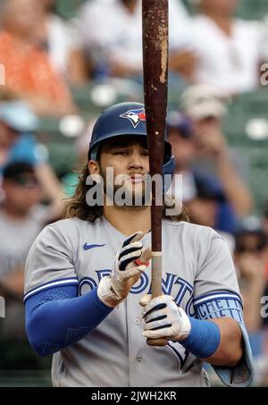 Baltimore, USA. 05. September 2022. BALTIMORE, MD - SEPTEMBER 05: Toronto Blue Jays Shortstop Bo Bichette (11) bereit für den Platz während eines MLB-Spiels zwischen den Baltimore Orioles und den Toronto Bluejays am 05 2022. September, im Orioles Park in Camden Yards, in Baltimore, Maryland. (Foto von Tony Quinn/SipaUSA) Quelle: SIPA USA/Alamy Live News Stockfoto