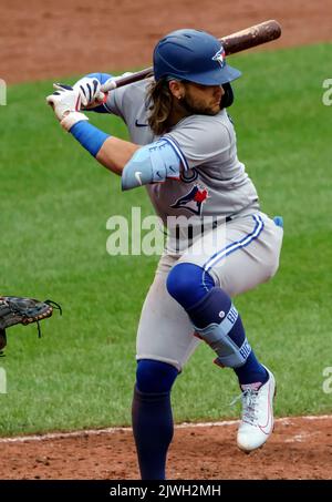 Baltimore, USA. 05. September 2022. BALTIMORE, MD - SEPTEMBER 05: Toronto Blue Jays Shortstop Bo Bichette (11) landet während eines MLB-Spiels zwischen den Baltimore Orioles und den Toronto Bluejays am 05 2022. September im Orioles Park in Camden Yards in Baltimore, Maryland, auf dem Platz. (Foto von Tony Quinn/SipaUSA) Quelle: SIPA USA/Alamy Live News Stockfoto