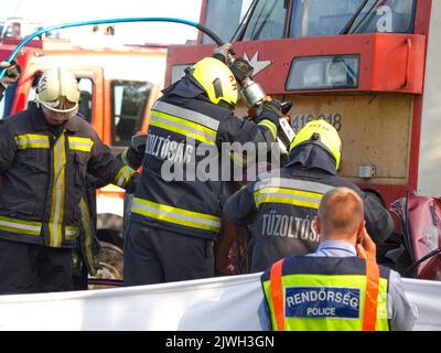 (220906) -- KUNFEHERTO, 6. September 2022 (Xinhua) -- Polizei und Feuerwehrleute arbeiten am 5. September 2022 am Unfallort in der Nähe von Kunfeherto, Ungarn. Sieben Menschen sind gestorben, nachdem Anfang Montag ein Auto mit einem Zug in Südungarn kollidierte, teilte die Polizei mit. (Ferenc Donka/MTI über Xinhua) Stockfoto