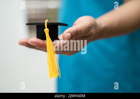 Asiatische Arzt Studie lernen mit Abschluss GAP Hut in Krankenhausstation, clever hell Genie Bildung Medizin Konzept. Stockfoto