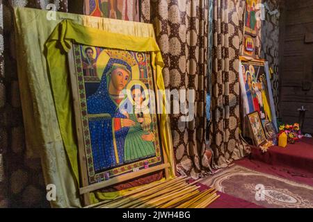 LALIBELA, ÄTHIOPIEN - 29. MÄRZ 2019: Innenraum einer Felsenkirche in Lalibela, Äthiopien Stockfoto