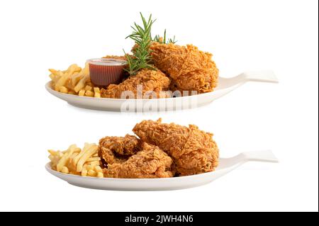 Gebratenes Huhn und Kartoffelchip serviert auf weißem Teller isoliert auf weißem Hintergrund mit Clipping-Pfad, Junk-Food mit hohem Kaloriengehalt Stockfoto
