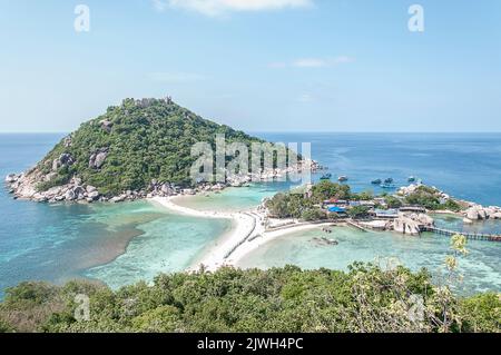 Luftaufnahme von paradiesischen Inseln mit viel Vegetation im Golf von Thailand. Insel Koh Nang Yuan. Es gibt eine kleine Sandstraße, die die beiden isla verbindet Stockfoto