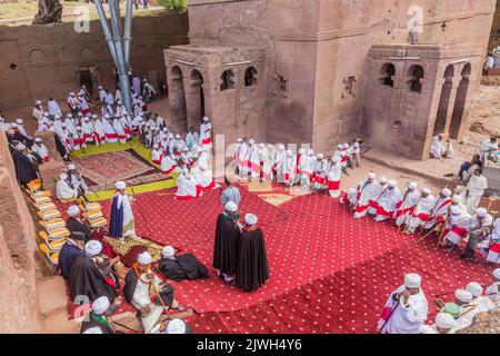 LALIBELA, ÄTHIOPIEN - 29. MÄRZ 2019: Christliche Priester vor Bet Maryam, einer Felsenkirche in Lalibela, Äthiopien Stockfoto