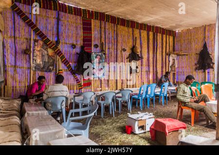 LALIBELA, ÄTHIOPIEN - 29. MÄRZ 2019: Interieur eines lokalen Restaurants in Lalibela, Äthiopien Stockfoto