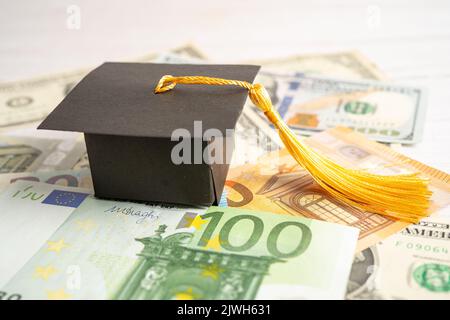 Graduation GAP hat auf US-Dollar und EURO-Banknoten Geld, Bildung Studiengebühr Lernen Lehrkonzept. Stockfoto