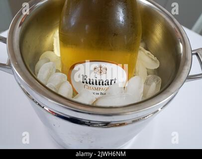 Ruinart Blanc de Blancs Champagner. Ruinart ist das älteste etablierte Champagnerhaus, das seit 1729 ausschließlich Champagner produziert Stockfoto