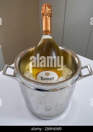 Ruinart Blanc de Blancs Champagner. Ruinart ist das älteste etablierte Champagnerhaus, das seit 1729 ausschließlich Champagner produziert Stockfoto