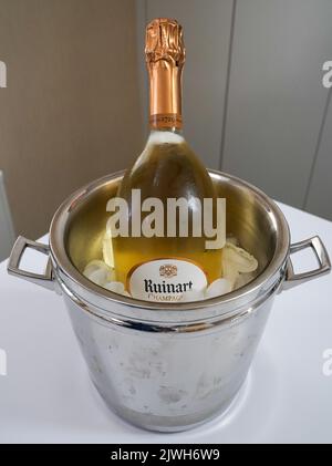 Ruinart Blanc de Blancs Champagner. Ruinart ist das älteste etablierte Champagnerhaus, das seit 1729 ausschließlich Champagner produziert Stockfoto