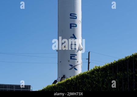 Hawthorne, Kalifornien, USA – 5. Juli 2022: Der erste Falcon 9-Raketenverstärker der SpaceX, der auf der Erde zurückkehrte, wurde vor dem Hauptquartier der SpaceX errichtet Stockfoto