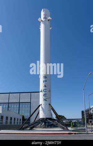 Der erste Falcon 9-Raketenverstärker der SpaceX, der auf die Erde zurückkehrte, wurde vor dem Hauptquartier der SpaceX in Hawthorne, Kalifornien, USA, errichtet. Stockfoto