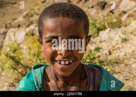 LALIBELA, ÄTHIOPIEN - 30. MÄRZ 2019: Porträt eines Jungen in der Nähe von Lalibela, Äthiopien Stockfoto