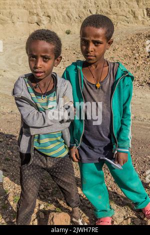 LALIBELA, ÄTHIOPIEN - 30. MÄRZ 2019: Kinder auf einer Landstraße in der Nähe von Lalibela, Äthiopien Stockfoto