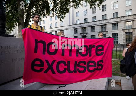 London, Großbritannien. 05. September 2022. Demonstranten der Initiative „Don't Pay UK“ (DPUK) halten ein Banner vor der Downing Street. Aktivisten der Initiativen „Don't Pay UK“ protestieren vor der Downing Street an dem Tag, an dem Liz Truss zum nächsten konservativen Führer gewählt wurde. Es wird erwartet, dass Liz Truss die Regierung von Boris Johnson als nächste britische Premierministerin übernimmt, und ihre erste nationale Priorität wird darin liegen, die Lebenshaltungskosten-Krise mit dem Anstieg der Energiekosten zu bekämpfen. Kredit: SOPA Images Limited/Alamy Live Nachrichten Stockfoto