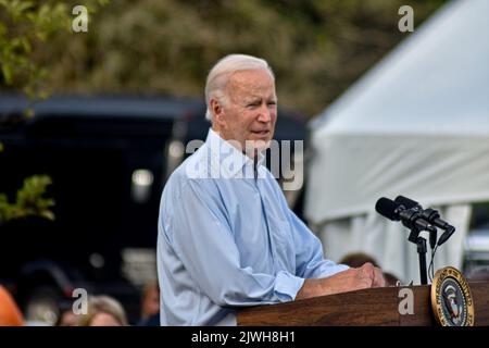 West Mifflin, Pennsylvania, USA. 5. September 2022. (NEUER) Präsident der Vereinigten Staaten, Joe Biden, hält eine Rede zur Feier des Labor Day und der würde der amerikanischen Arbeitnehmer bei der United Steelworkers of America Local Union 2227. West Mifflin, Pennsylvania, USA. 5. September 2022. Der Präsident der Vereinigten Staaten, Joe Biden, hält eine Rede, in der er den Tag der Arbeit und die würde der amerikanischen Arbeitnehmer feiert. Präsident Biden schlug den ehemaligen Präsidenten der Vereinigten Staaten Donald J. Trump und die Republikaner der MAGA zu. (Bild: © Kyle Mazza/TheNEWS2 via ZUMA Press Wire) Stockfoto