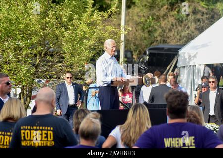 West Mifflin, Pennsylvania, USA. 5. September 2022. (NEUER) Präsident der Vereinigten Staaten, Joe Biden, hält eine Rede zur Feier des Labor Day und der würde der amerikanischen Arbeitnehmer bei der United Steelworkers of America Local Union 2227. West Mifflin, Pennsylvania, USA. 5. September 2022. Der Präsident der Vereinigten Staaten, Joe Biden, hält eine Rede, in der er den Tag der Arbeit und die würde der amerikanischen Arbeitnehmer feiert. Präsident Biden schlug den ehemaligen Präsidenten der Vereinigten Staaten Donald J. Trump und die Republikaner der MAGA zu. (Bild: © Kyle Mazza/TheNEWS2 via ZUMA Press Wire) Stockfoto