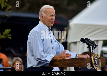 West Mifflin, Pennsylvania, USA. 5. September 2022. (NEUER) Präsident der Vereinigten Staaten, Joe Biden, hält eine Rede zur Feier des Labor Day und der würde der amerikanischen Arbeitnehmer bei der United Steelworkers of America Local Union 2227. West Mifflin, Pennsylvania, USA. 5. September 2022. Der Präsident der Vereinigten Staaten, Joe Biden, hält eine Rede, in der er den Tag der Arbeit und die würde der amerikanischen Arbeitnehmer feiert. Präsident Biden schlug den ehemaligen Präsidenten der Vereinigten Staaten Donald J. Trump und die Republikaner der MAGA zu. (Bild: © Kyle Mazza/TheNEWS2 via ZUMA Press Wire) Stockfoto