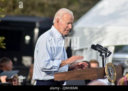 West Mifflin, Pennsylvania, USA. 5. September 2022. (NEUER) Präsident der Vereinigten Staaten, Joe Biden, hält eine Rede zur Feier des Labor Day und der würde der amerikanischen Arbeitnehmer bei der United Steelworkers of America Local Union 2227. West Mifflin, Pennsylvania, USA. 5. September 2022. Der Präsident der Vereinigten Staaten, Joe Biden, hält eine Rede, in der er den Tag der Arbeit und die würde der amerikanischen Arbeitnehmer feiert. Präsident Biden schlug den ehemaligen Präsidenten der Vereinigten Staaten Donald J. Trump und die Republikaner der MAGA zu. (Bild: © Kyle Mazza/TheNEWS2 via ZUMA Press Wire) Stockfoto