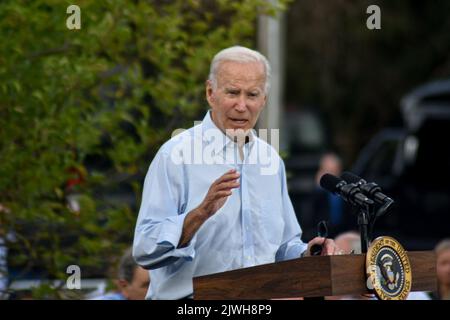 West Mifflin, Pennsylvania, USA. 5. September 2022. (NEUER) Präsident der Vereinigten Staaten, Joe Biden, hält eine Rede zur Feier des Labor Day und der würde der amerikanischen Arbeitnehmer bei der United Steelworkers of America Local Union 2227. West Mifflin, Pennsylvania, USA. 5. September 2022. Der Präsident der Vereinigten Staaten, Joe Biden, hält eine Rede, in der er den Tag der Arbeit und die würde der amerikanischen Arbeitnehmer feiert. Präsident Biden schlug den ehemaligen Präsidenten der Vereinigten Staaten Donald J. Trump und die Republikaner der MAGA zu. (Bild: © Kyle Mazza/TheNEWS2 via ZUMA Press Wire) Stockfoto