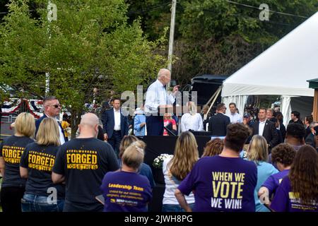 West Mifflin, Pennsylvania, USA. 5. September 2022. (NEUER) Präsident der Vereinigten Staaten, Joe Biden, hält eine Rede zur Feier des Labor Day und der würde der amerikanischen Arbeitnehmer bei der United Steelworkers of America Local Union 2227. West Mifflin, Pennsylvania, USA. 5. September 2022. Der Präsident der Vereinigten Staaten, Joe Biden, hält eine Rede, in der er den Tag der Arbeit und die würde der amerikanischen Arbeitnehmer feiert. Präsident Biden schlug den ehemaligen Präsidenten der Vereinigten Staaten Donald J. Trump und die Republikaner der MAGA zu. (Bild: © Kyle Mazza/TheNEWS2 via ZUMA Press Wire) Stockfoto