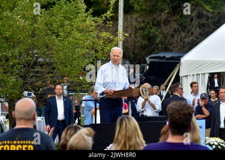 West Mifflin, Pennsylvania, USA. 5. September 2022. (NEUER) Präsident der Vereinigten Staaten, Joe Biden, hält eine Rede zur Feier des Labor Day und der würde der amerikanischen Arbeitnehmer bei der United Steelworkers of America Local Union 2227. West Mifflin, Pennsylvania, USA. 5. September 2022. Der Präsident der Vereinigten Staaten, Joe Biden, hält eine Rede, in der er den Tag der Arbeit und die würde der amerikanischen Arbeitnehmer feiert. Präsident Biden schlug den ehemaligen Präsidenten der Vereinigten Staaten Donald J. Trump und die Republikaner der MAGA zu. (Bild: © Kyle Mazza/TheNEWS2 via ZUMA Press Wire) Stockfoto