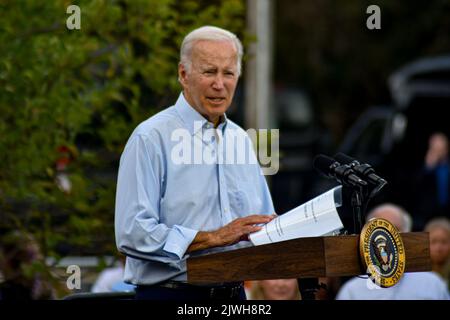 West Mifflin, Pennsylvania, USA. 5. September 2022. (NEUER) Präsident der Vereinigten Staaten, Joe Biden, hält eine Rede zur Feier des Labor Day und der würde der amerikanischen Arbeitnehmer bei der United Steelworkers of America Local Union 2227. West Mifflin, Pennsylvania, USA. 5. September 2022. Der Präsident der Vereinigten Staaten, Joe Biden, hält eine Rede, in der er den Tag der Arbeit und die würde der amerikanischen Arbeitnehmer feiert. Präsident Biden schlug den ehemaligen Präsidenten der Vereinigten Staaten Donald J. Trump und die Republikaner der MAGA zu. (Bild: © Kyle Mazza/TheNEWS2 via ZUMA Press Wire) Stockfoto