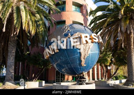 Santa Monica, CA, USA - 6. Juli 2022: Ein Globenschild vor dem operativen Hauptsitz der Universal Music Group in Santa Monica, Kalifornien, USA Stockfoto