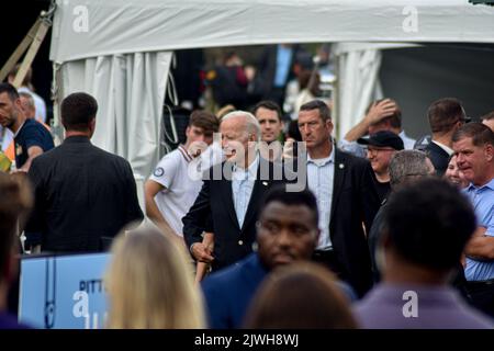 West Mifflin, Pennsylvania, USA. 5. September 2022. (NEUER) Präsident der Vereinigten Staaten, Joe Biden, hält eine Rede zur Feier des Labor Day und der würde der amerikanischen Arbeitnehmer bei der United Steelworkers of America Local Union 2227. West Mifflin, Pennsylvania, USA. 5. September 2022. Der Präsident der Vereinigten Staaten, Joe Biden, hält eine Rede, in der er den Tag der Arbeit und die würde der amerikanischen Arbeitnehmer feiert. Präsident Biden schlug den ehemaligen Präsidenten der Vereinigten Staaten Donald J. Trump und die Republikaner der MAGA zu. (Bild: © Kyle Mazza/TheNEWS2 via ZUMA Press Wire) Stockfoto