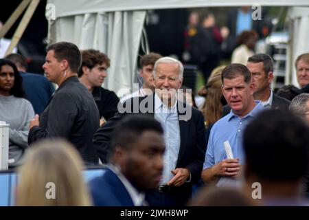 West Mifflin, Pennsylvania, USA. 5. September 2022. (NEUER) Präsident der Vereinigten Staaten, Joe Biden, hält eine Rede zur Feier des Labor Day und der würde der amerikanischen Arbeitnehmer bei der United Steelworkers of America Local Union 2227. West Mifflin, Pennsylvania, USA. 5. September 2022. Der Präsident der Vereinigten Staaten, Joe Biden, hält eine Rede, in der er den Tag der Arbeit und die würde der amerikanischen Arbeitnehmer feiert. Präsident Biden schlug den ehemaligen Präsidenten der Vereinigten Staaten Donald J. Trump und die Republikaner der MAGA zu. (Bild: © Kyle Mazza/TheNEWS2 via ZUMA Press Wire) Stockfoto