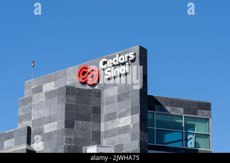 Nahaufnahme des Cedars Sinai Logos auf dem Gebäude in Los Angeles, Kalifornien, USA. Stockfoto