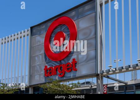 Nahaufnahme des Target Store-Schilds auf dem Gebäude in Los Angeles, Kalifornien, USA. Stockfoto