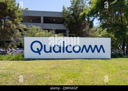 Nahaufnahme des Qualcomm Bodenschilds am Hauptsitz in San Diego, Kalifornien, USA. Stockfoto