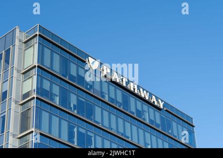 Irvine, CA, USA - 9. Juli 2022: Hauptverwaltung von Pathway Capital in Irvine, CA, USA. Stockfoto