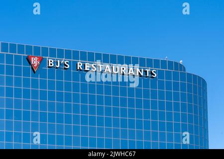 Huntington Beach, Kalifornien, USA - 10. Juli 2022: Unternehmenszentrale von BJs Restaurants in Huntington Beach, Kalifornien, USA. Stockfoto