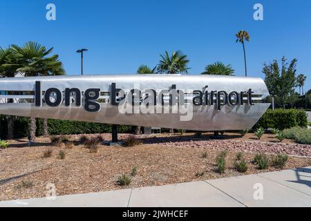 Long Beach, Kalifornien, CA, USA - 10. Juli 2022: Schild zum Flughafen Long Beach wird gezeigt. Stockfoto