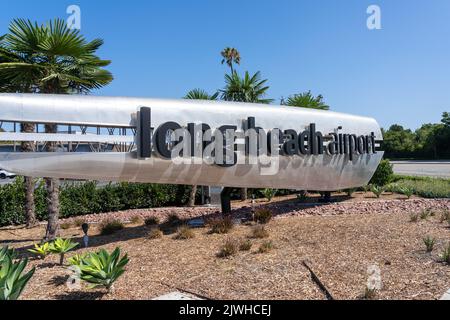 Long Beach, Kalifornien, CA, USA - 10. Juli 2022: Schild zum Flughafen Long Beach wird gezeigt. Stockfoto