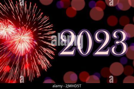 Frohes neues Jahr 2023, festliches rotes Feuerwerk auf schwarzem Hintergrund Himmel mit Bokeh und Kopierraum. Konzept des Urlaubs Stockfoto