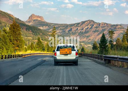 Pilotauto mit der Anweisung, mir durch einspurigen Verkehr auf einer Autobahn-Baustelle in der Nähe des Osteingangs des Yellowstone-Nationalparks zu folgen Stockfoto