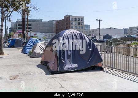 Los Angeles, Kalifornien, USA - 11. Juli 2022: Obdachlose Zelte am Straßenrand in der Innenstadt von Los Angeles, Kalifornien, USA. Stockfoto