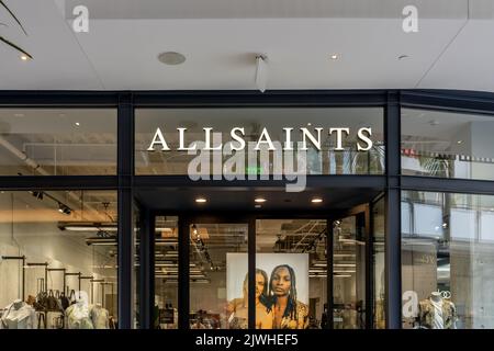 Los Angeles, CA, USA - 11. Juli 2022: Ein AllSaints-Laden in der Westfield Century City Mall in Los Angeles, CA, USA. Stockfoto