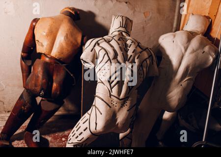 Handwerker und menschliche Puppe Schaufensterpuppe Skulptur Rahmen in Werkstatt-Studio Stockfoto