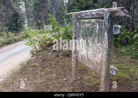 Schilder mit Folie gegen Waldbrand geschützt, Selway River, Idaho Stockfoto