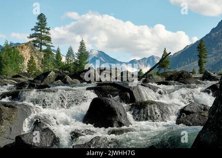 Katunsky Reserve, Russland. 04. August 2022. Stürmischer Strom des Flusses Multa auf dem Gebiet des Katunsky-Reservats im Altai-Gebirge. Nur vier Flugstunden von Moskau entfernt, befinden Sie sich in einer völlig anderen Welt: Der Welt majestätischer junger Berge, breiter grüner Hügeltäler, Zedernwälder, turbulenter Flüsse und Gletscherseen. Altai! (Foto von Mihail Siergiejevicz/SOPA Images/Sipa USA) Quelle: SIPA USA/Alamy Live News Stockfoto