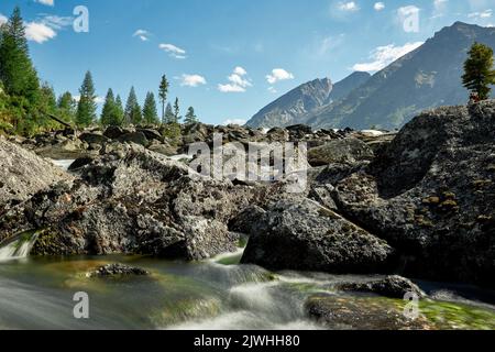 Katunsky Reserve, Russland. 04. August 2022. Stürmischer Strom des Flusses Multa auf dem Gebiet des Katunsky-Reservats im Altai-Gebirge. Nur vier Flugstunden von Moskau entfernt, befinden Sie sich in einer völlig anderen Welt: Der Welt majestätischer junger Berge, breiter grüner Hügeltäler, Zedernwälder, turbulenter Flüsse und Gletscherseen. Altai! (Foto von Mihail Siergiejevicz/SOPA Images/Sipa USA) Quelle: SIPA USA/Alamy Live News Stockfoto