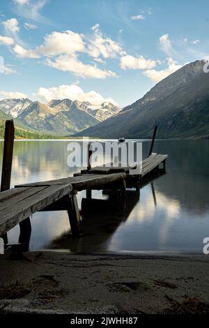 Katunsky Reserve, Russland. 04. August 2022. Türkisfarbenes Wasser des Sees im Naturschutzgebiet Katunsky im Altai-Gebirge. Nur vier Flugstunden von Moskau entfernt, befinden Sie sich in einer völlig anderen Welt: Der Welt majestätischer junger Berge, breiter grüner Hügeltäler, Zedernwälder, turbulenter Flüsse und Gletscherseen. Altai! (Foto von Mihail Siergiejevicz/SOPA Images/Sipa USA) Quelle: SIPA USA/Alamy Live News Stockfoto