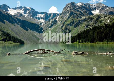 Katunsky Reserve, Russland. 6. August 2022. Türkisfarbenes Wasser des Sees im Naturschutzgebiet Katunsky im Altai-Gebirge.nur vier Flugstunden von Moskau entfernt, befinden Sie sich in einer völlig anderen Welt: Die Welt der majestätischen jungen Berge, der weiten grünen Hügelltäler, der Zedernwälder, der turbulenten Flüsse und der Gletscherseen. Altai! (Bild: © Mihail Siergiejevicz/SOPA Images via ZUMA Press Wire) Stockfoto