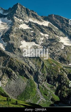 Katunsky Reserve, Russland. 6. August 2022. Die Strahlen der untergehenden Sonne auf den Gipfeln der Berge im Altai-Gebirge.nur vier Flugstunden von Moskau entfernt, befinden Sie sich in einer völlig anderen Welt: Die Welt der majestätischen jungen Berge, der weiten grünen Hügellandschaft, der Zedernwälder, der turbulenten Flüsse und der Gletscherseen. Altai! (Bild: © Mihail Siergiejevicz/SOPA Images via ZUMA Press Wire) Stockfoto