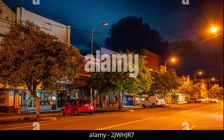 Die Hauptstraße von Murwillumbah im Norden von New South Wales bei Nacht, Blick nach Westen. Stockfoto